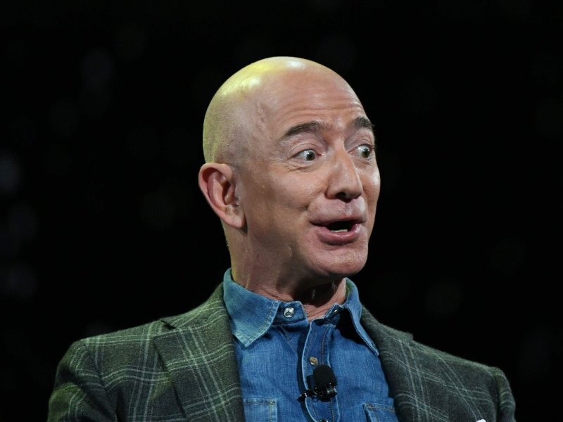 Amazon Chef Jeff Bezos mit erstauntem Gesichtsausdruck