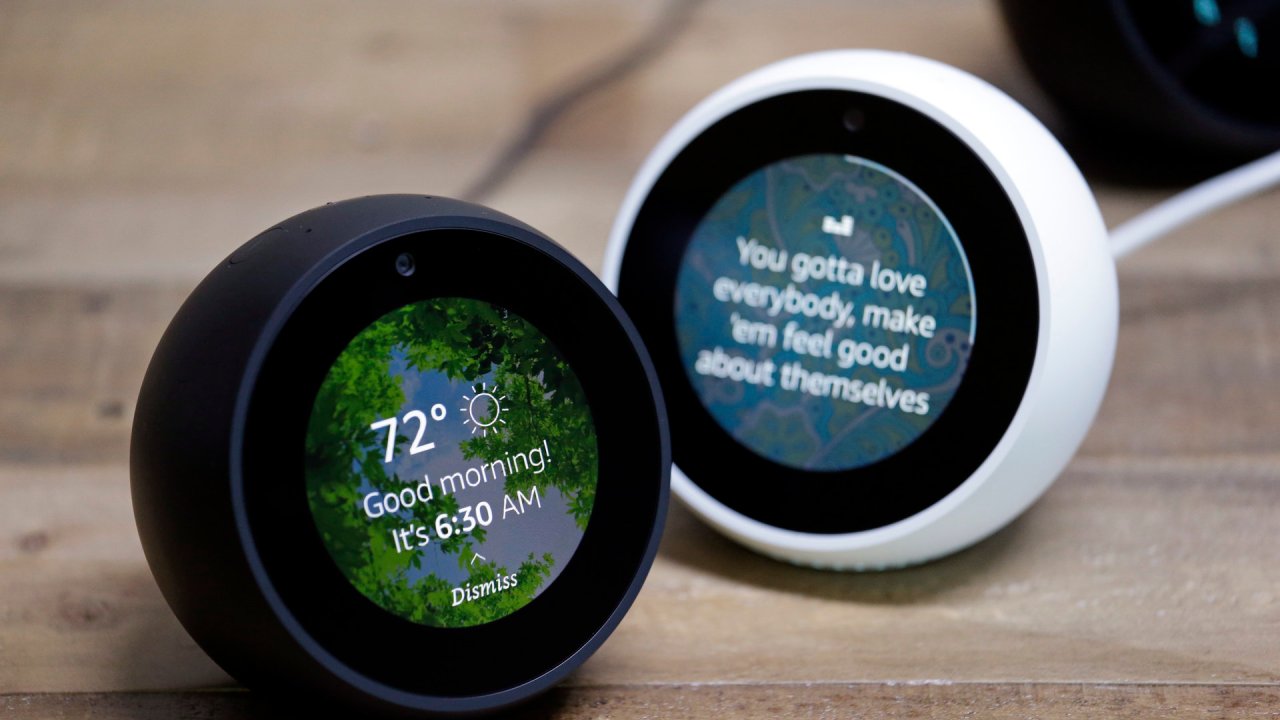 Smarte Lautsprecher wie Amazons Echo Spot werden von Datenschützern äußerst kritisch betrachtet. Smarte Lautsprecher wie Amazons Echo Spot werden von Datenschützern äußerst kritisch betrachtet.