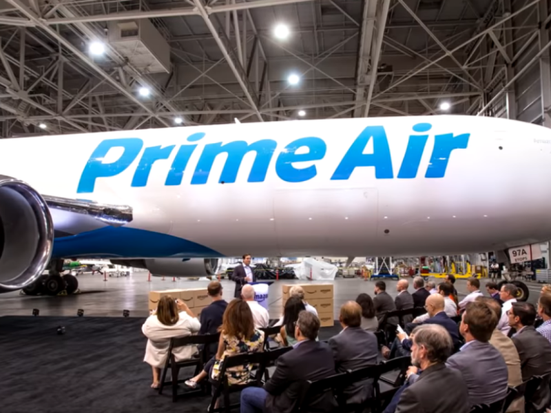 Flugzeug mit "Prime Air"-Schriftzug