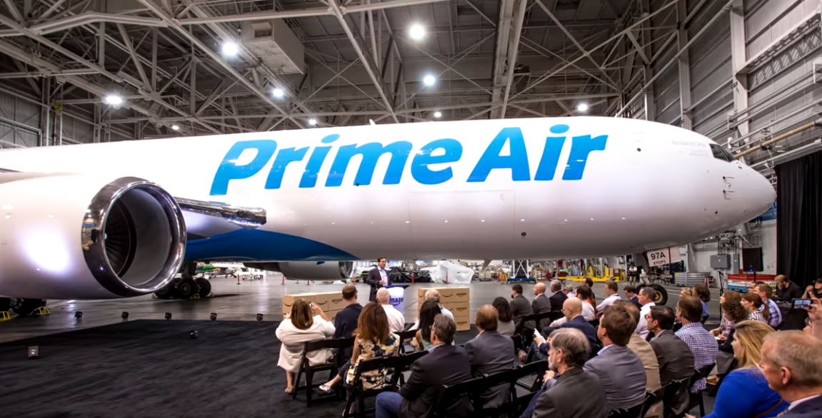 Mit seiner eigenen Flotte ist Amazon schon am Start. Nun geht das Unternehmen einen Schritt weiter und richtet sich auf einem großen Flughafen ein. 