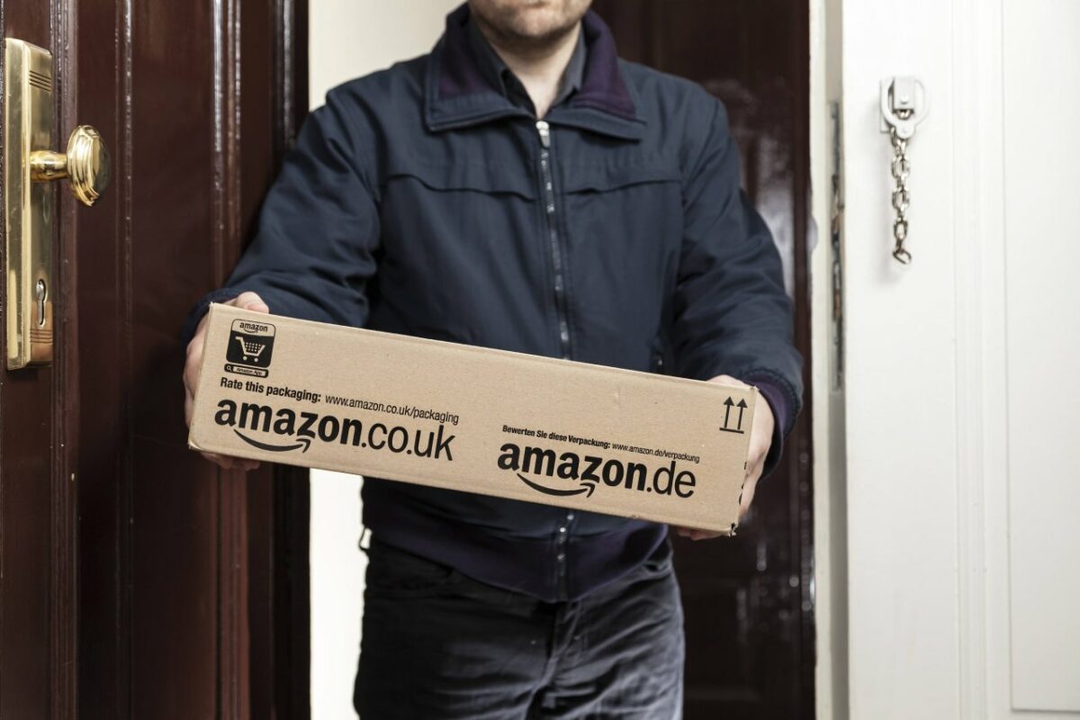 Mann mit Amazon-Paket