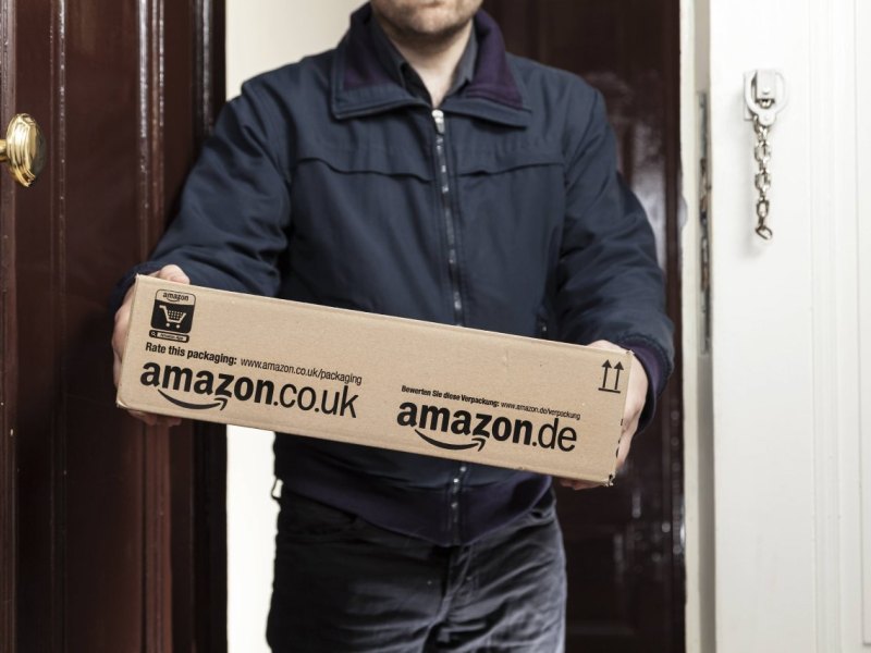 Mann mit Amazon-Paket