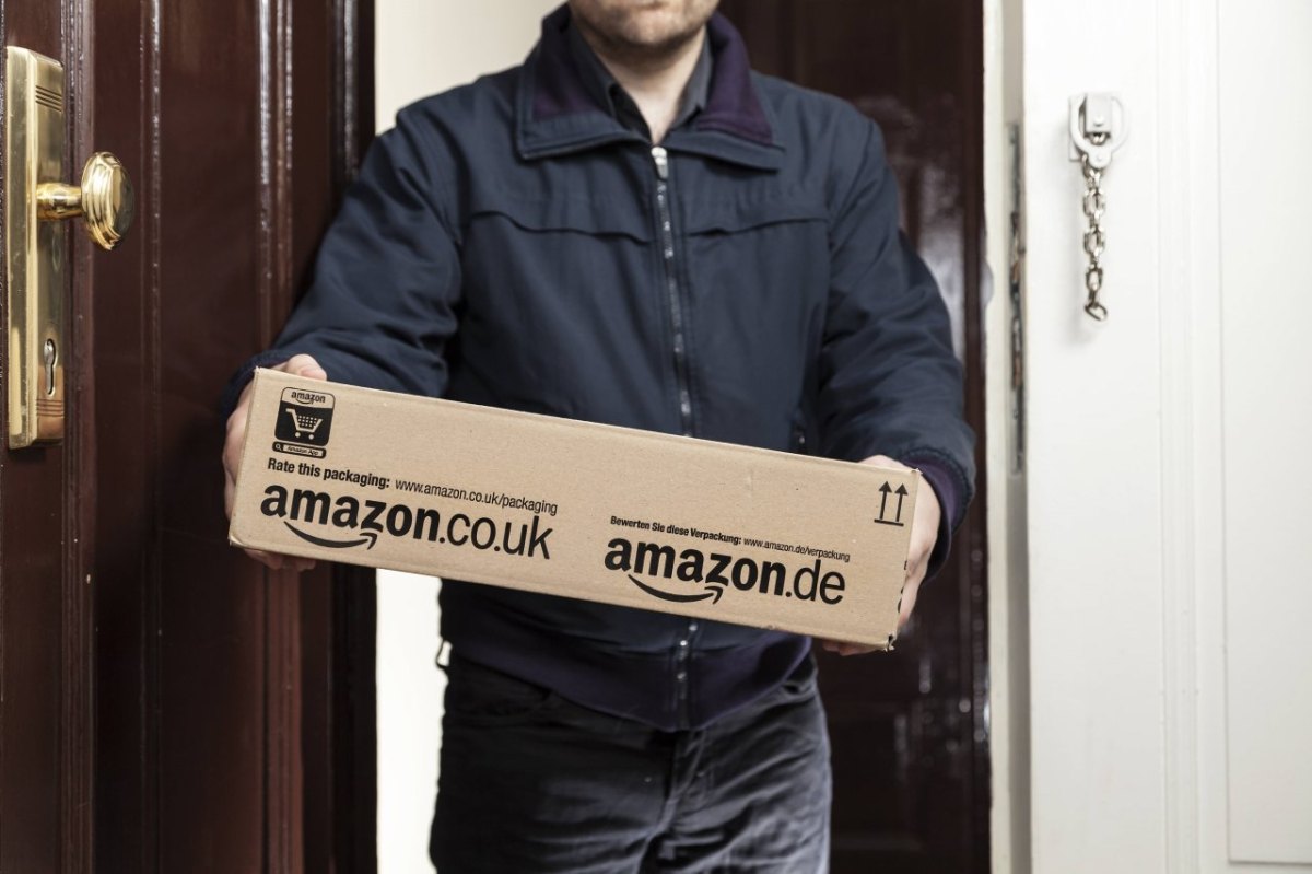 Mann mit Amazon-Paket