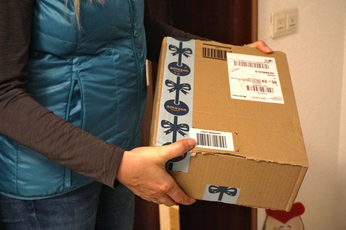 Ein Amazon-Paket mit weihnachtlicher Beklebung