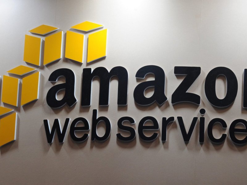 Das Logo von Amazon Web Services.