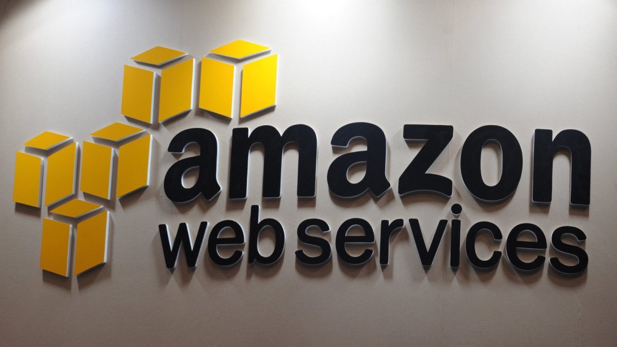 Das Logo von Amazon Web Services.