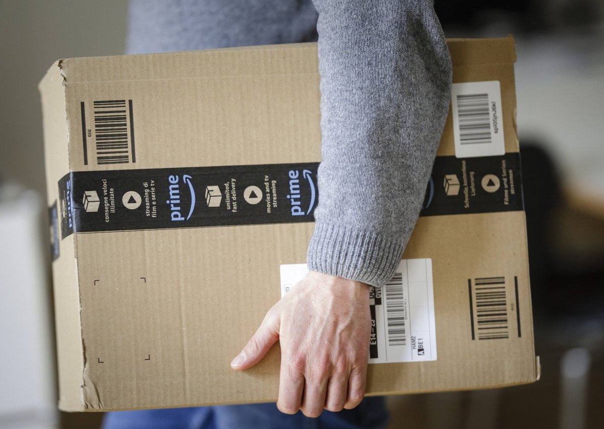 Mann hält Paket im Arm