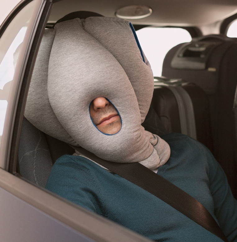 Das Ostrich Pillow sieht leider auch im Auto nicht besser aus.