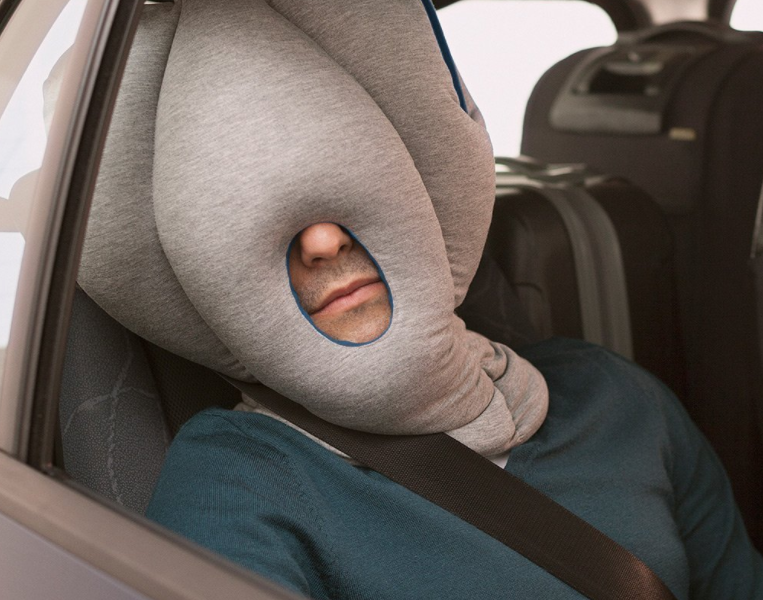 Das Ostrich Pillow sieht leider auch im Auto nicht besser aus.
