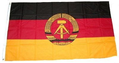 Zur geballten Ostalgie-Bekämpfung darf natürlich auch eine Flagge nicht fehlen.