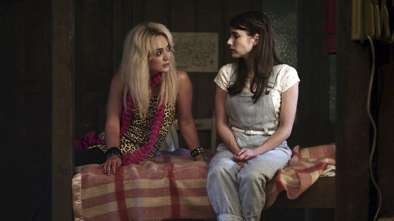 Was Brooke (Emma Roberts) und ihre Freundin wohl im Camp Redwood erwarten wird? Alle Infos zu "American Horror Story" Staffel 9.