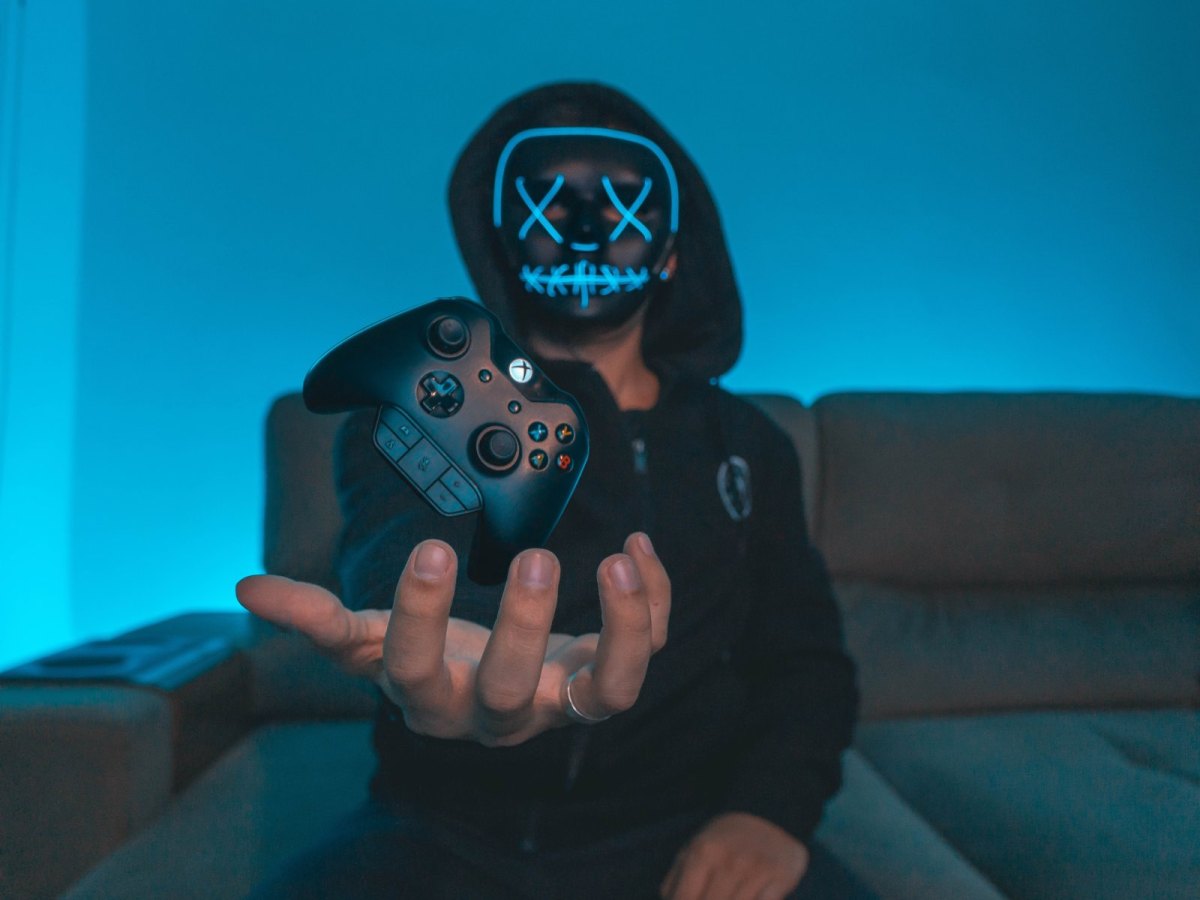 Mann mit Maske und Xbox-Controller