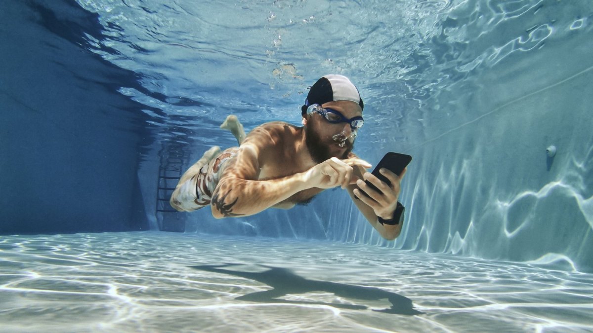 mann pool handy wasser