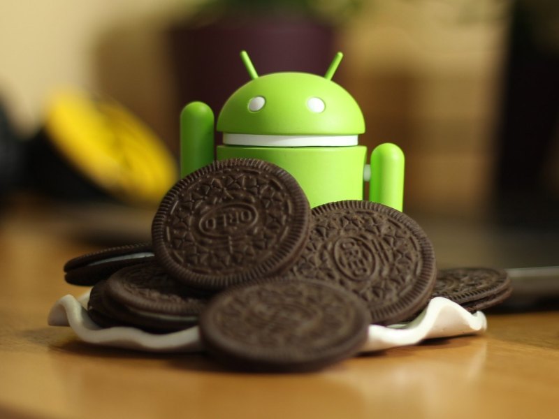 Android-Männchen auf einem Haufen Oreo-Kekse