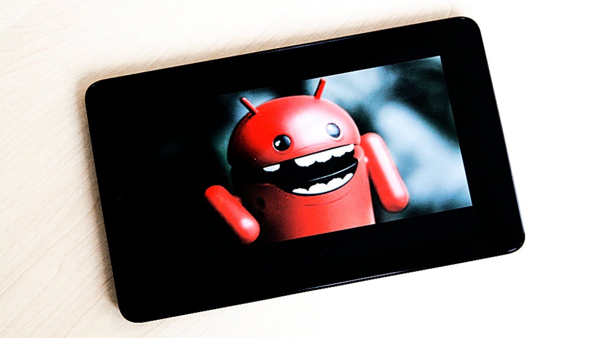Android-Figur auf Tablet-Display