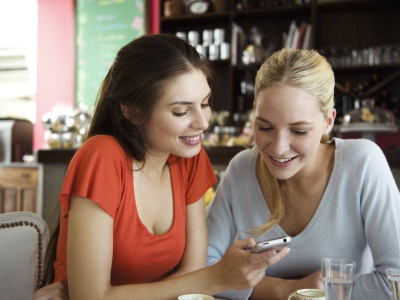Zwei Frauen schauen auf ein Smartphone