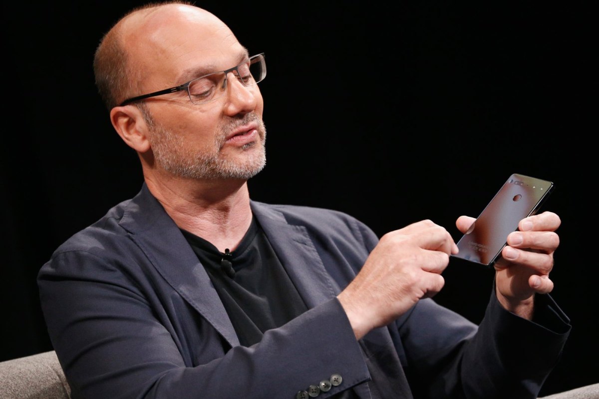 Android-Erfinder Andy Rubin hält auf einer Bühne ein Smartphone in der Hand.