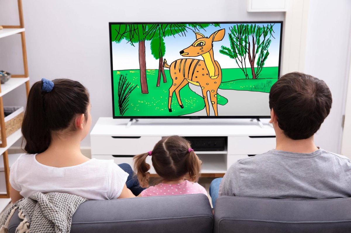 Familie schaut gemeinsam Fernsehen