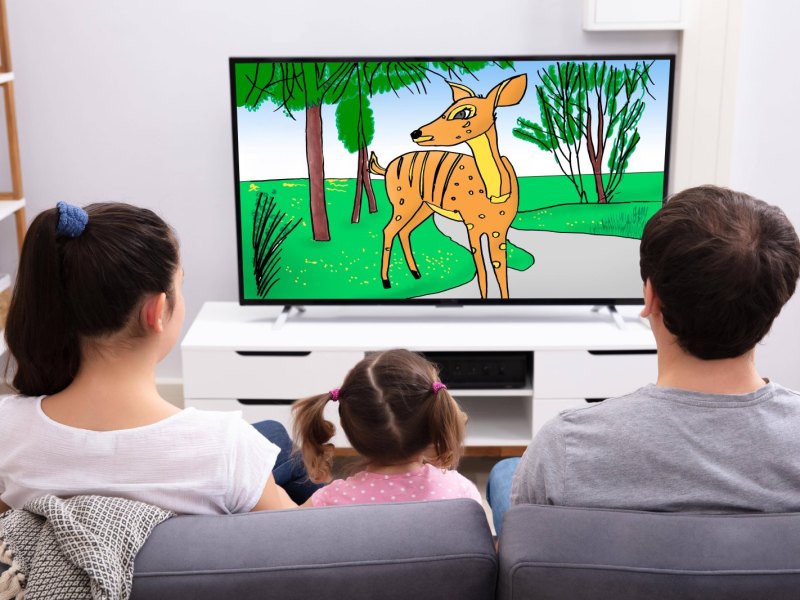 Familie schaut gemeinsam Fernsehen