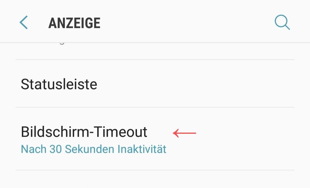 Wähl in den Anzeige-Einstellungen "Bildschirm-Timeout" aus, um die automatische Sperrung nach einer gewissen Zeit zu aktivieren.