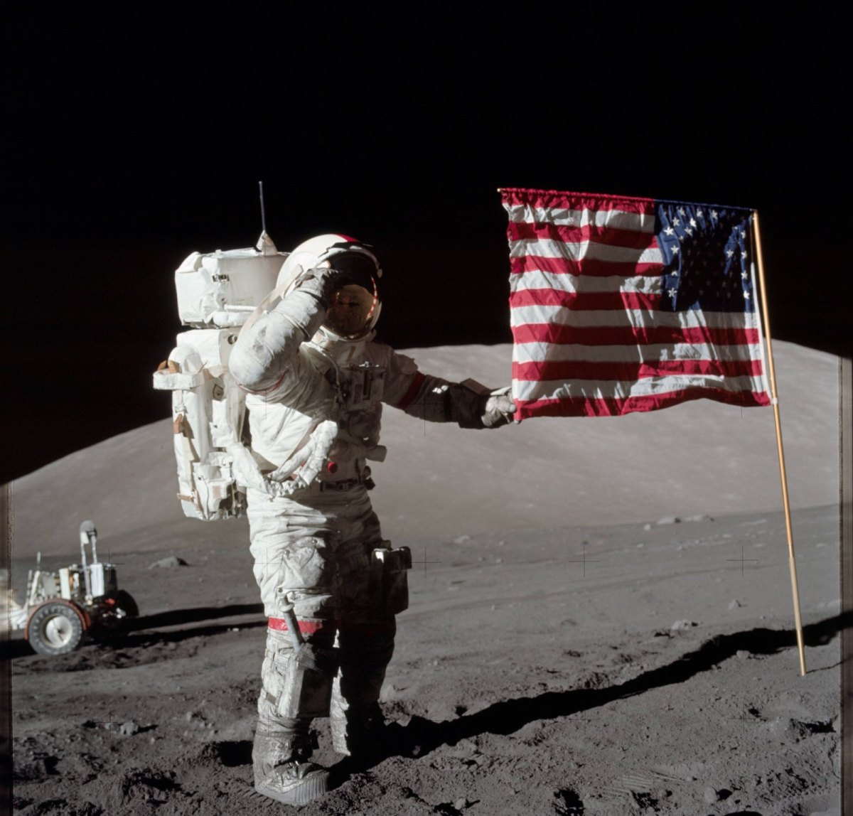 Astronaut auf dem Mond mit amerikanischer Flagge