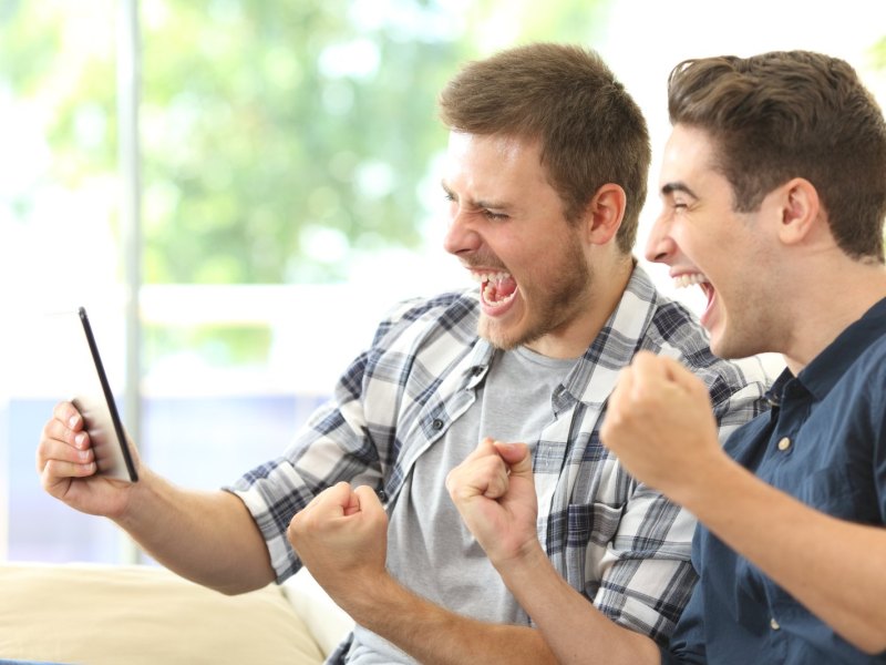 Zwei Männer freuen sich über App