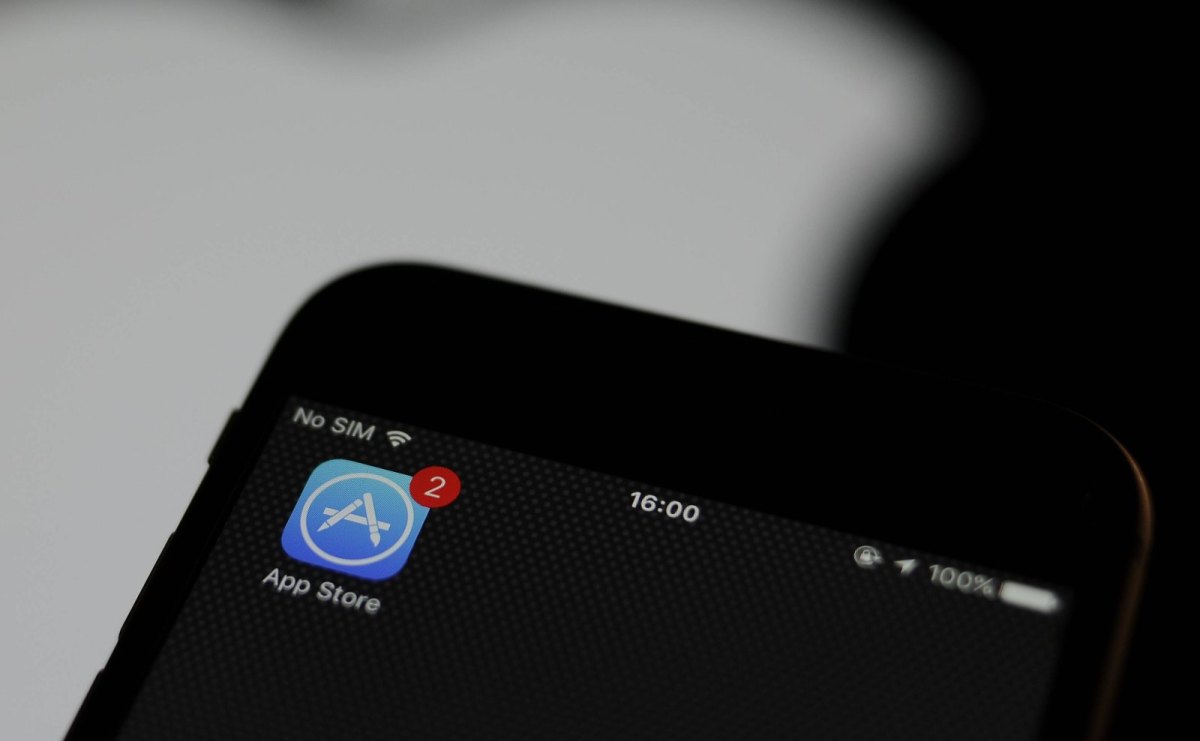 Ein Smartphone-Display zeigt das App Store-Icon.