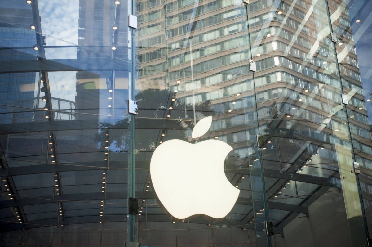 Das Apple Logo an einem Apple Store.