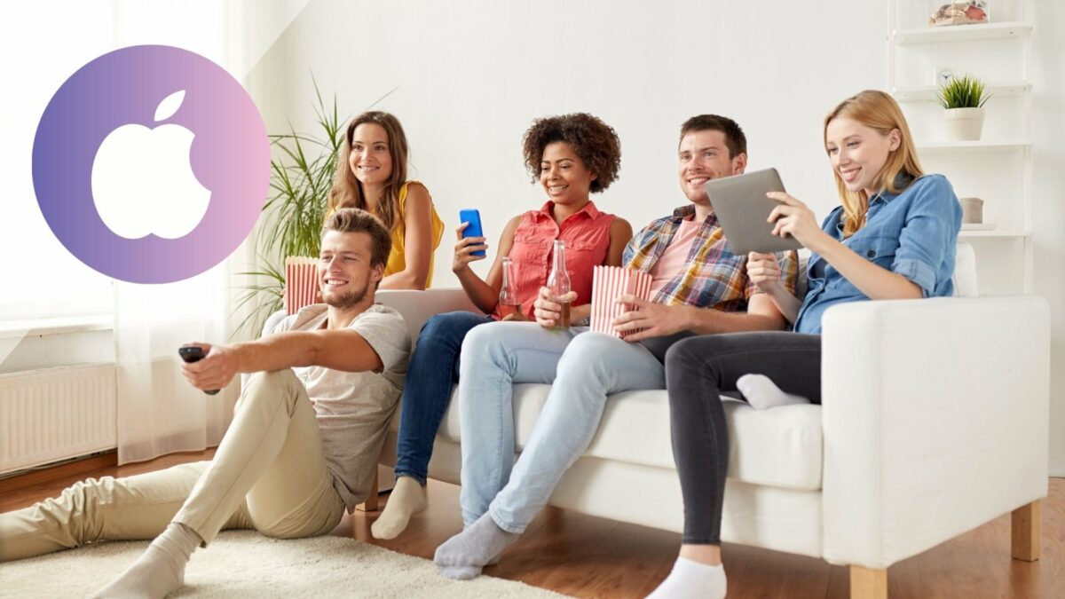 AirPlay: Gruppe Menschen sitzt mit Handys und Tablets vor dem Fernseher