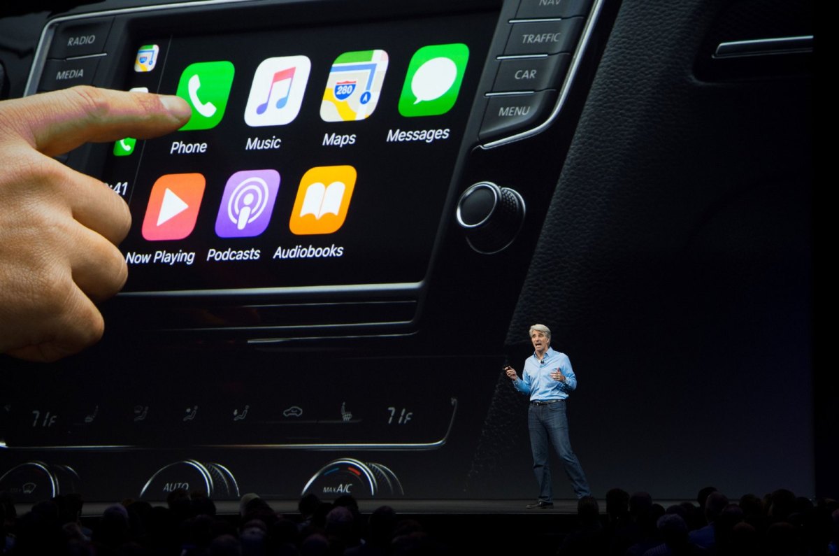 Apple CarPlay wird von Craig Federighi auf einer Keynote präsentiert