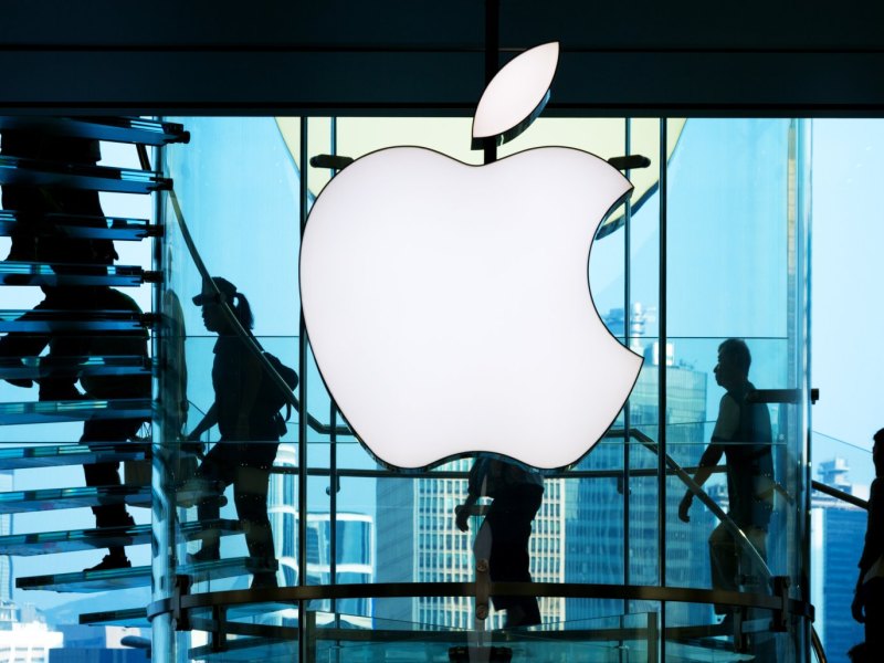 Apple Logo an einer Glasfassade
