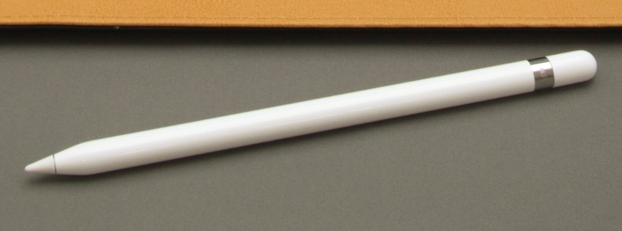 Der Apple Pencil 1 ist rundlicher und hat einen Lightning-Anschluss.