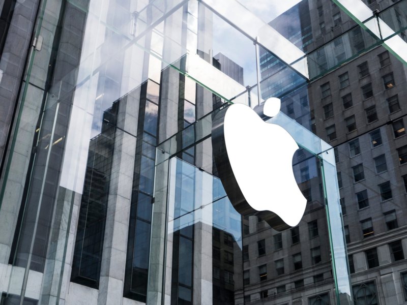 Apple-Logo auf einem Gebäude.
