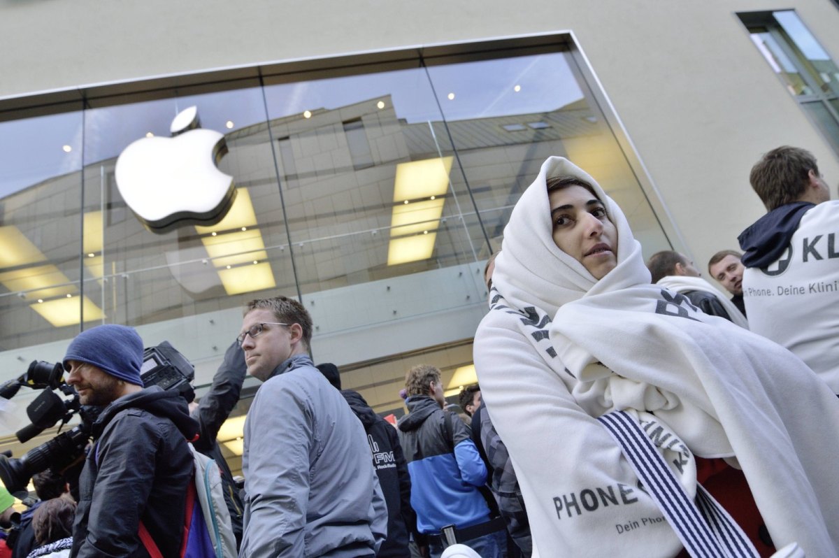 Fans warten vor einem Apple Store
