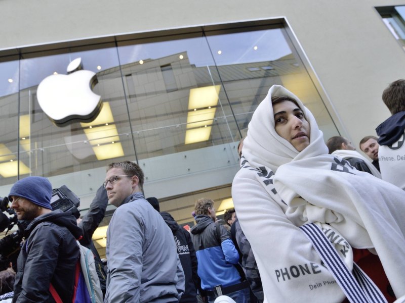 Fans warten vor einem Apple Store