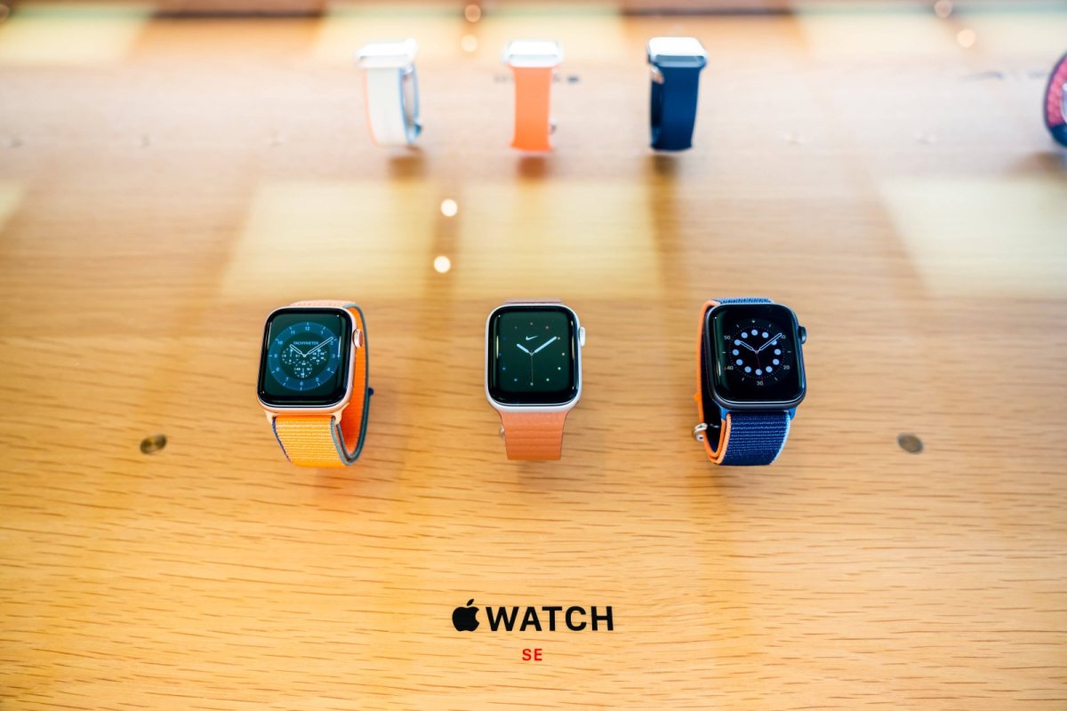 Mehrere Apple Watch-Modelle auf einem Tisch.
