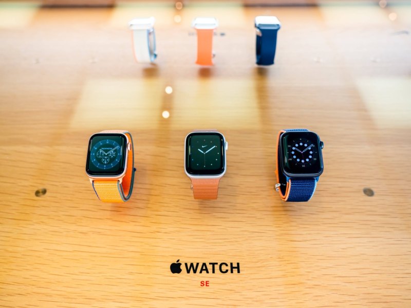 Mehrere Apple Watch-Modelle auf einem Tisch.