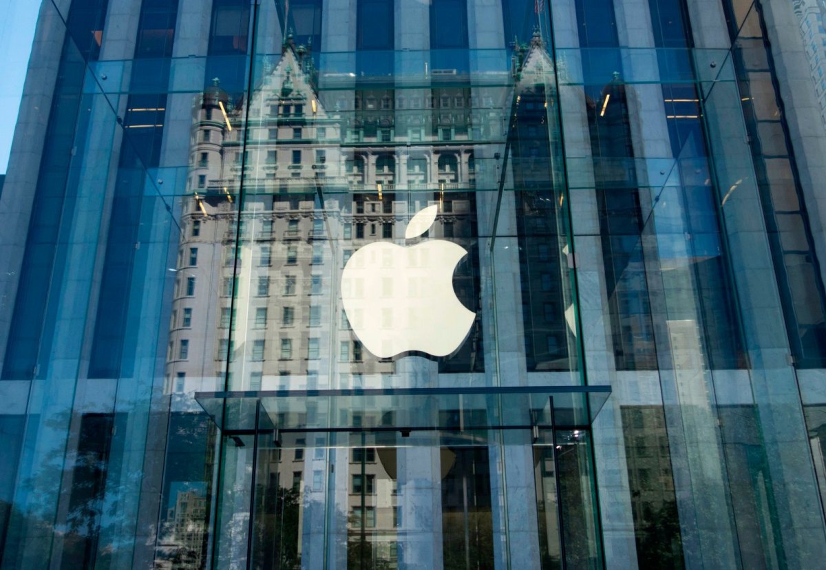Apple-Logo an einer Glasfassade