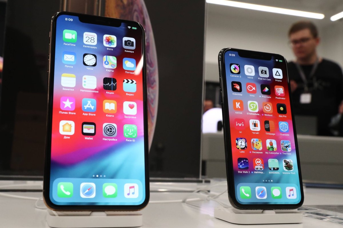 Zwei iPhones werden in einem Apple Store präsentiert
