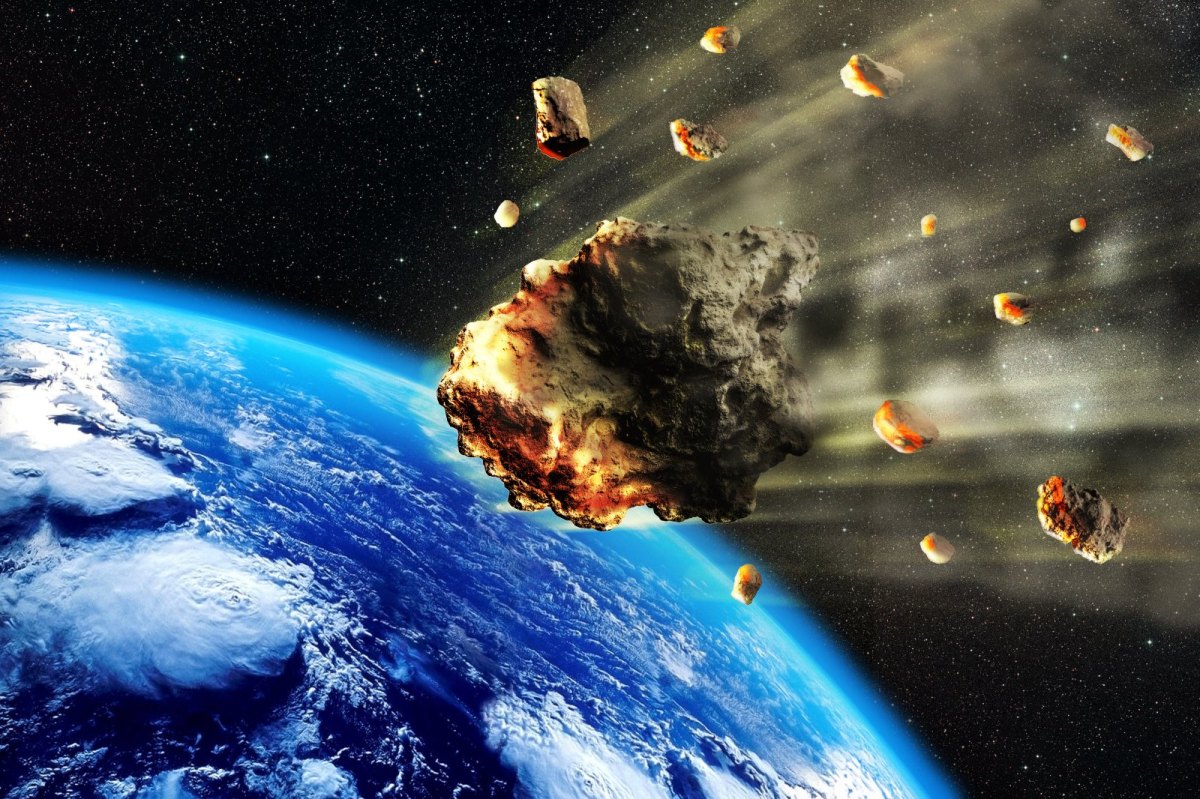 Asteroid im Weltall und im Hintergrund die Erde.