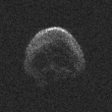 Einige geisterhafte Bilder des Totenkopfschädel-Asteroiden gibt es bereits.Der Asteroid schaut wie ein Totenkopf aus