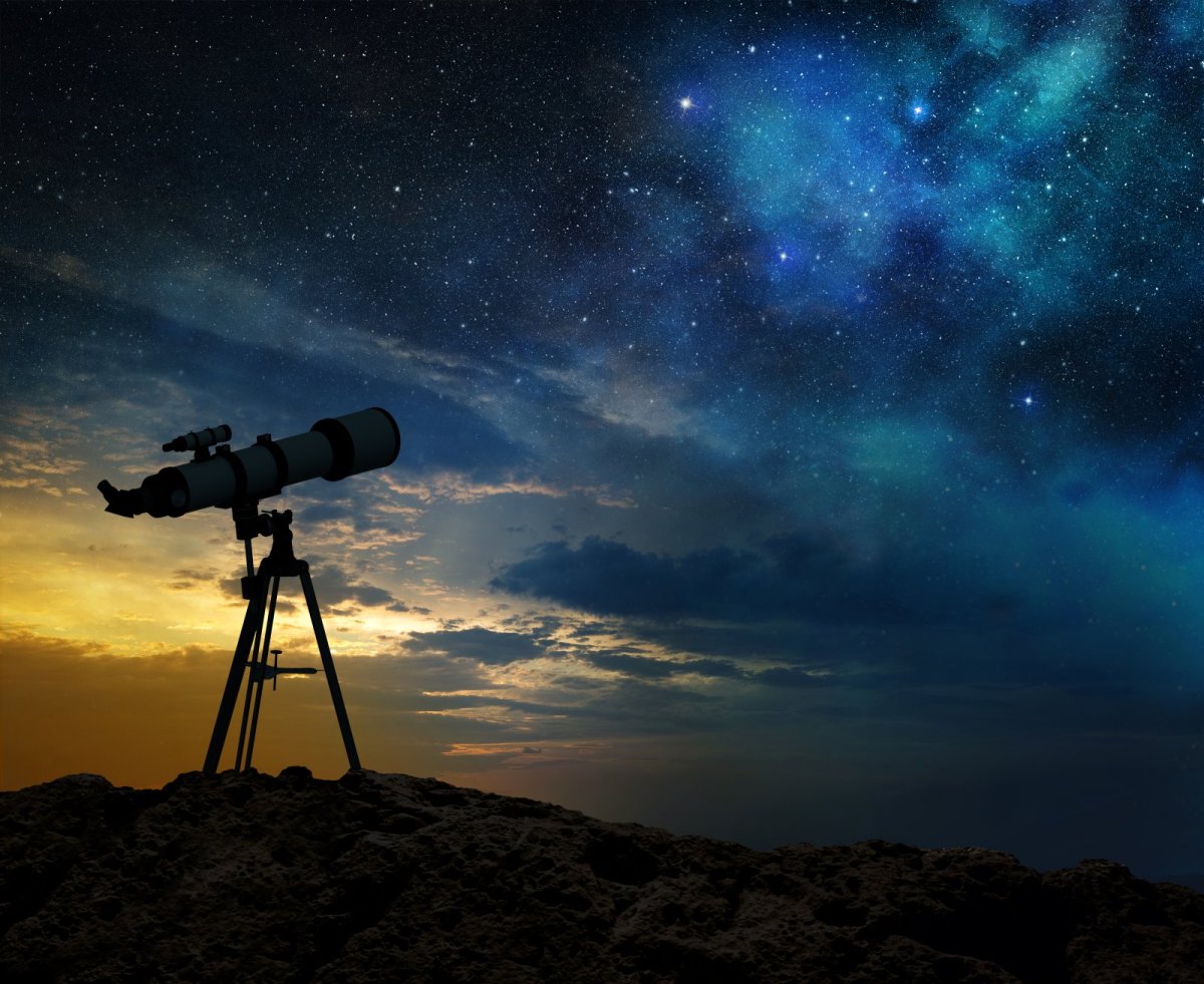 Teleskop vor dem Sternenhimmel