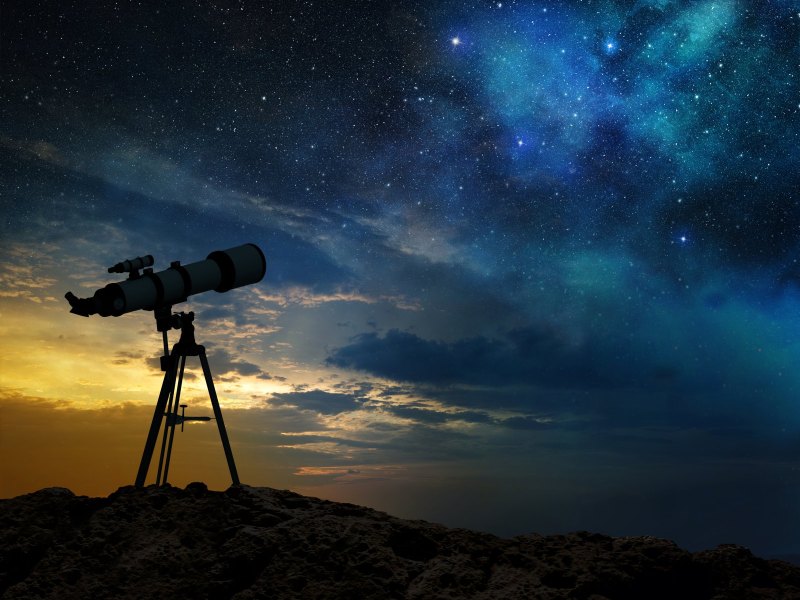 Teleskop vor dem Sternenhimmel