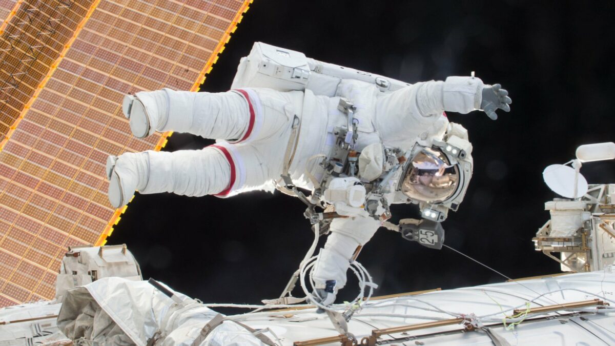 Astronaut der ISS schwebt im Weltraum