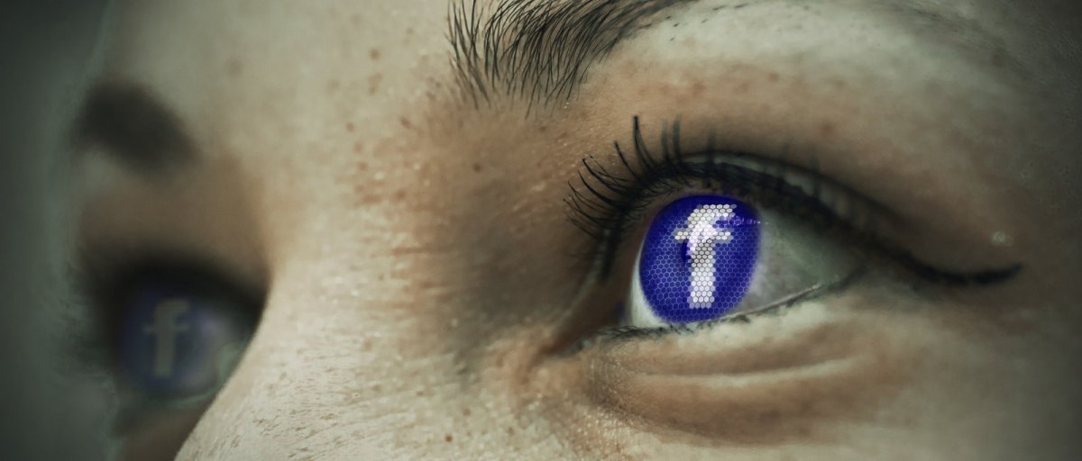 Facebook-Logo im Auge eines Menschen