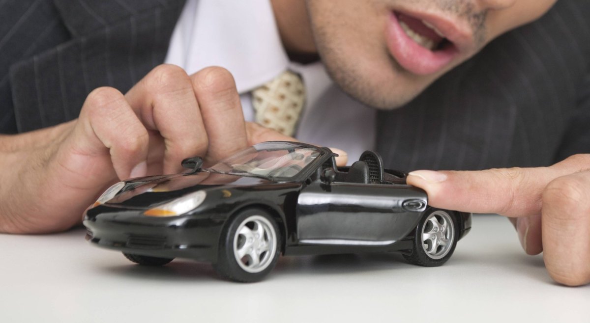 Ein Mann mit einem Spielzeugauto