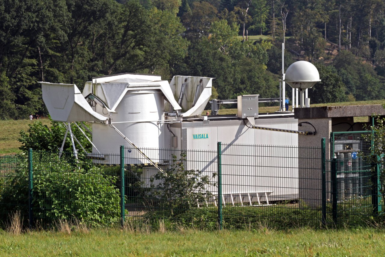 Der sogenannte Auto-Launcher des DWD in Essen startet ohne Beeinflussung durch Menschenhand zu festgelegten Zeiten einen mit Helium gefüllten Wetterballon mit Messtechnik zur Fernerkundung in der Atmosphäre. 