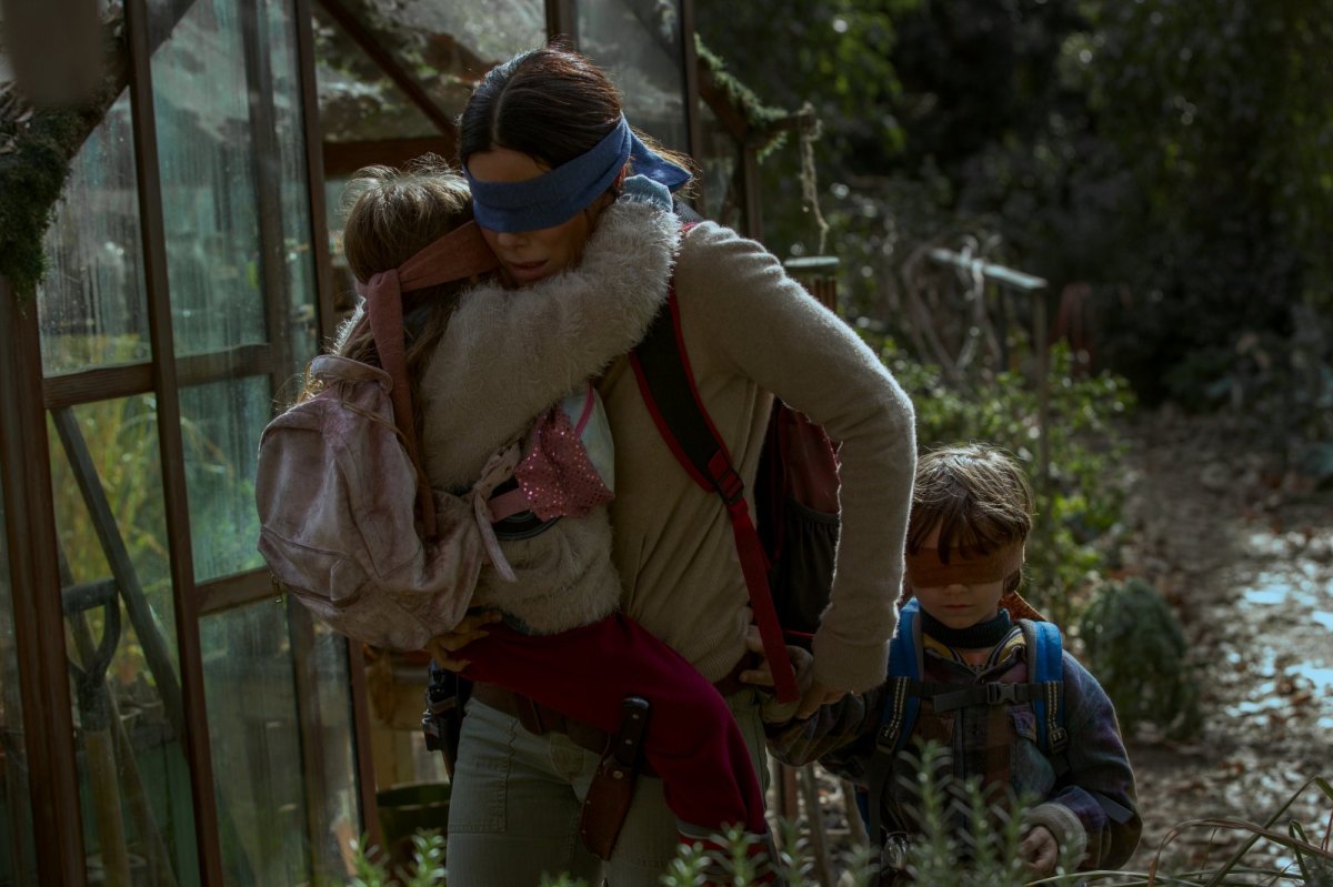 Sandra Bullock läuft mit ihren Kindern durch den Wald in einer Szene aus "Bird Box".