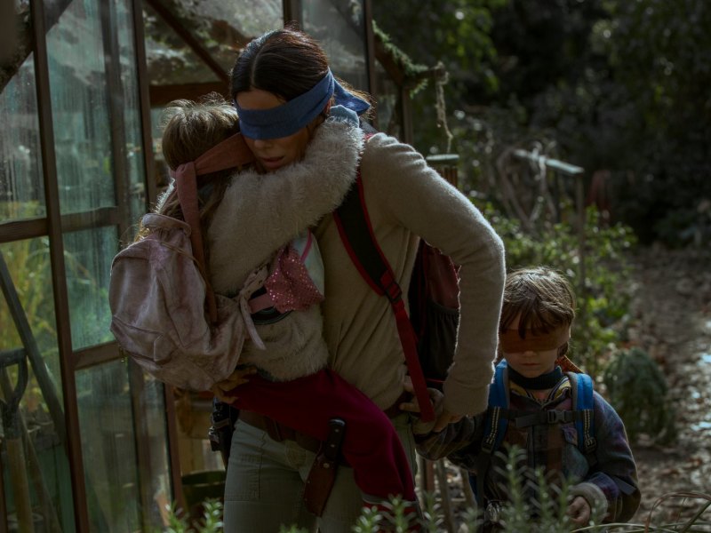 Sandra Bullock läuft mit ihren Kindern durch den Wald in einer Szene aus "Bird Box".