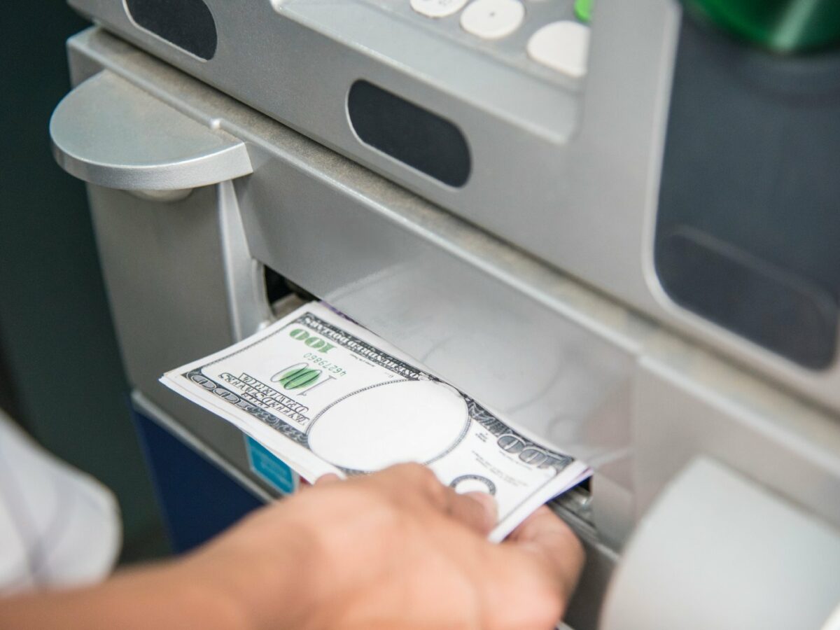 Bankautomat mit 100-Dollar-Scheinen